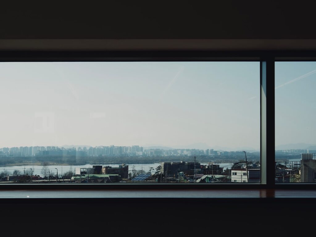 Context Window Comparison 2025: Claude, GPT-4, Gemini, and Mistral Deep-Dive context window comparison 2025 — photo by Clark Gu on Unsplash